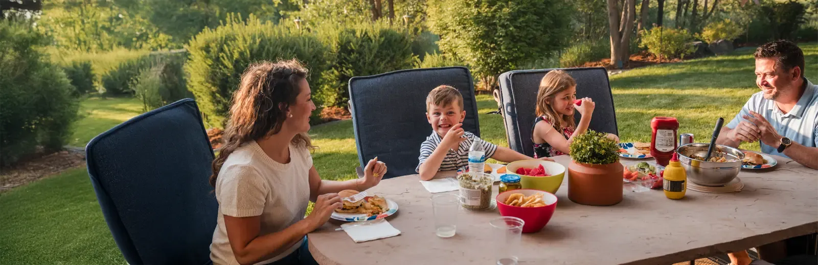 hero-family-eating-outside